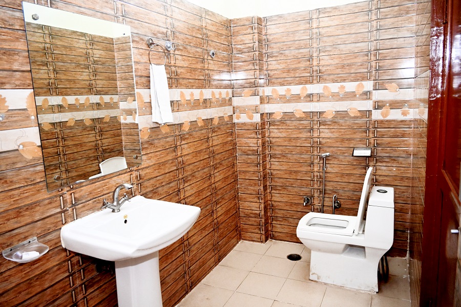Guest bathroom at The Moti Mahal Guest House Ranthambore