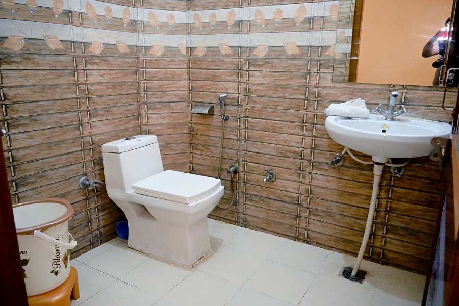 Bathroom facilities at The Moti Mahal Hotel Ranthambore